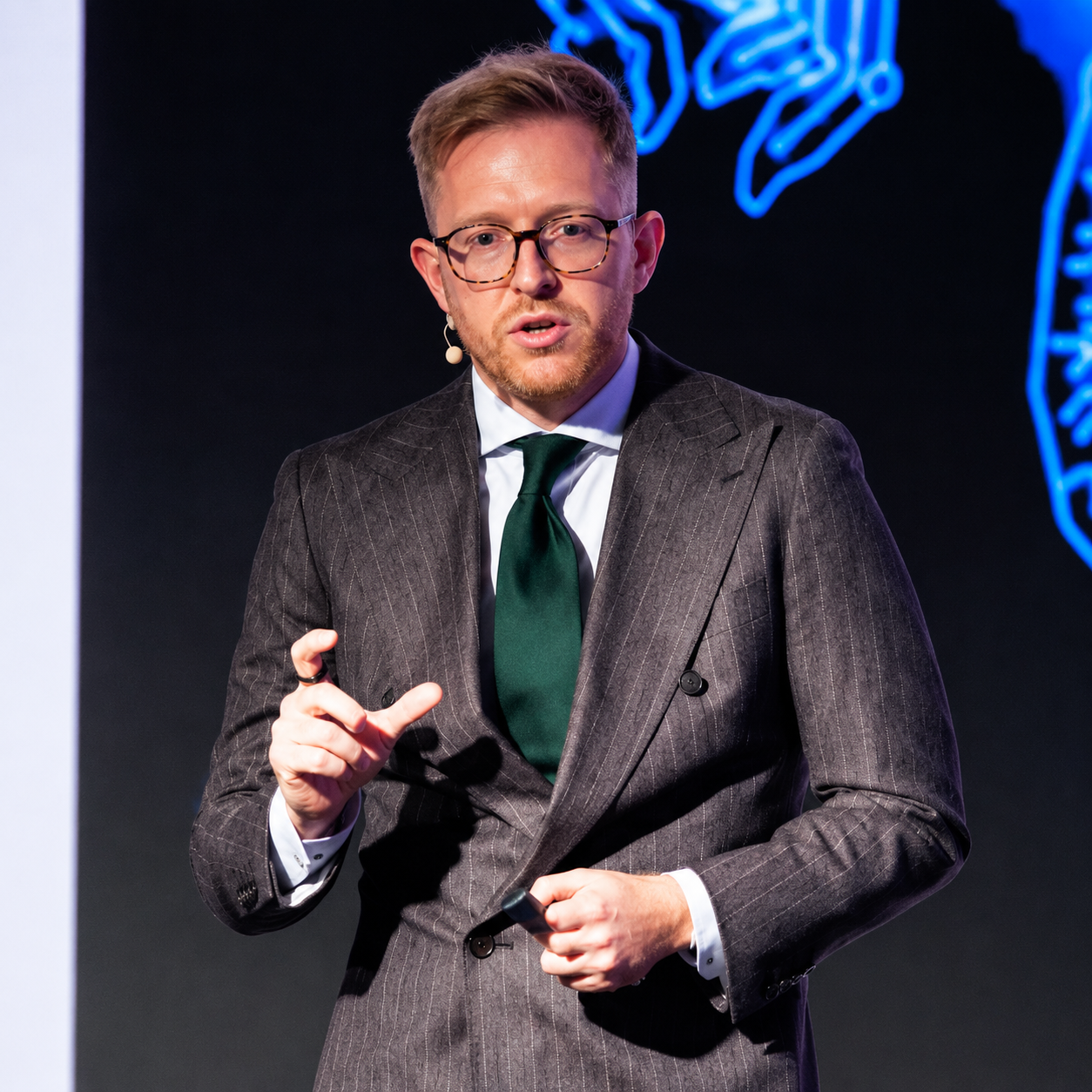 dr Daniel Ura