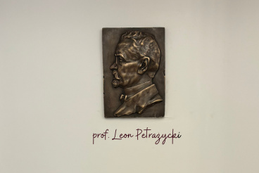 12 kwietnia 2024 r. w budynku Collegium Iuridicum I odsłonięto plakietę z wizerunkiem prof. Leona Petrażyckiego